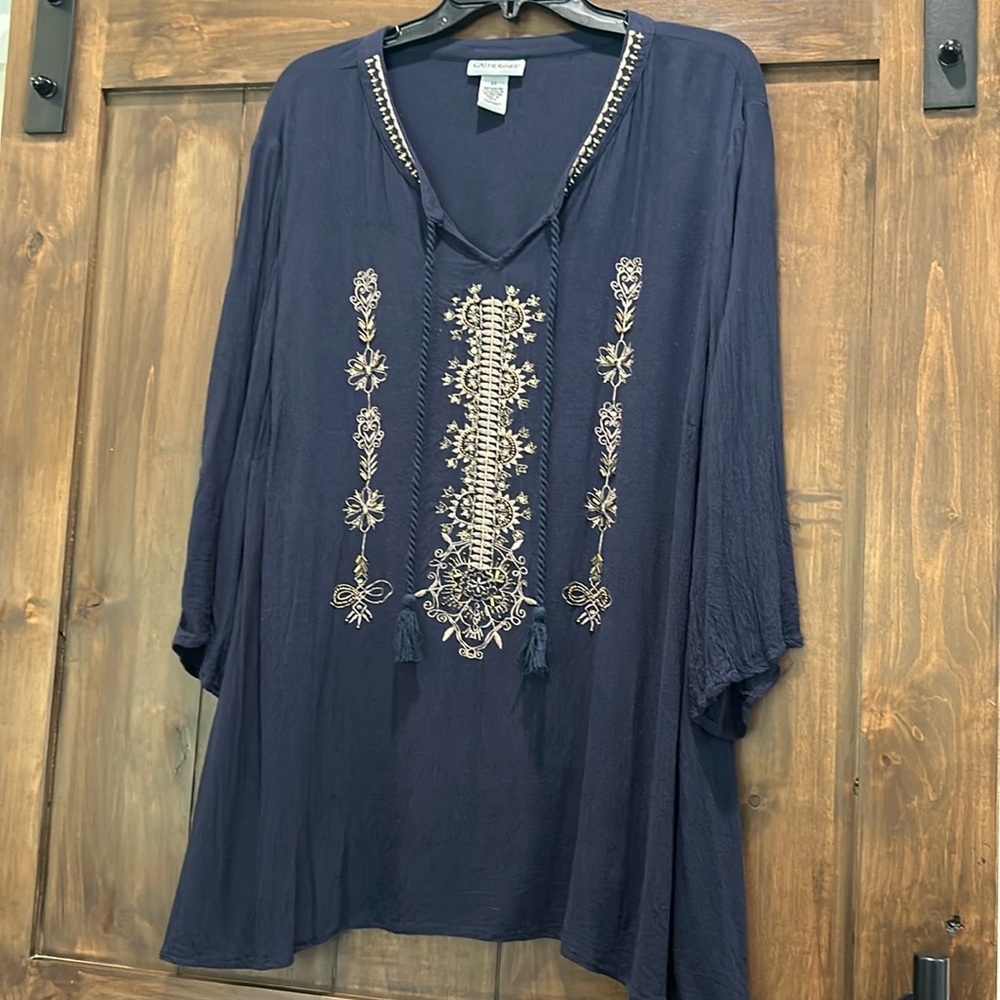 E940-300A) Catherine’s Sz 2X Navy top EUC lightweight Guaze like